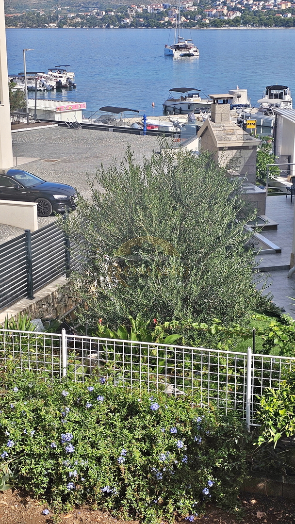 Casa con appartamenti a Okrug Gornji/Čiovo, seconda fila dal mare - 5 appartamenti